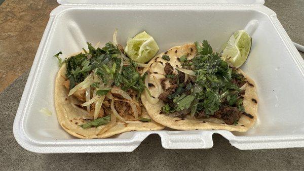 Tacos de al pastor y de asada con cebolla asada y cilantro.