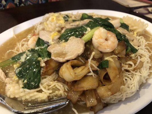 Noodles with seafood and various meats