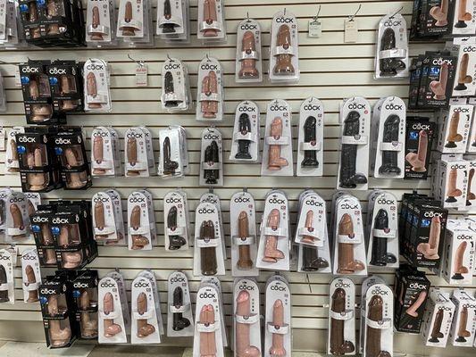 Tons of dildos in so many sizes! :o