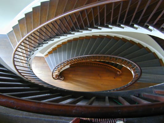 Floating elliptical staircase