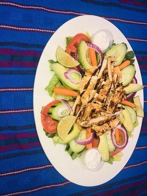 Ensalada cabañas con pollo asado/grill chicken salad .