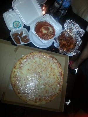 Best Pizza in Kissimmee!  Extra Cheese, Jalapeño Poppers, Hot BbQ wings, & Meatballs! Yummy!