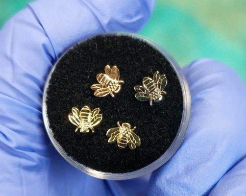 We have some 14kt threadless bees from Le Roi fine jewelry