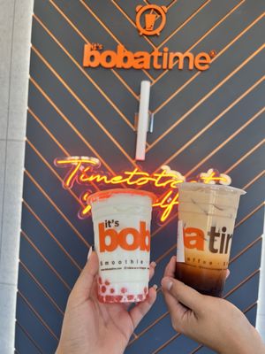 Thai tea and Yogurt smoothie with popping boba