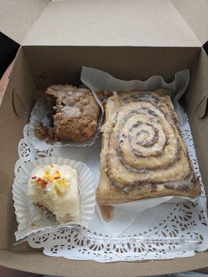 Petit wedding cake, apple cake and cinnamon roll