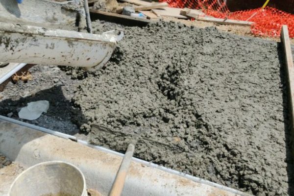 Pooring concrete