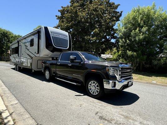 Man! That's a good looking truck and 5th wheel.