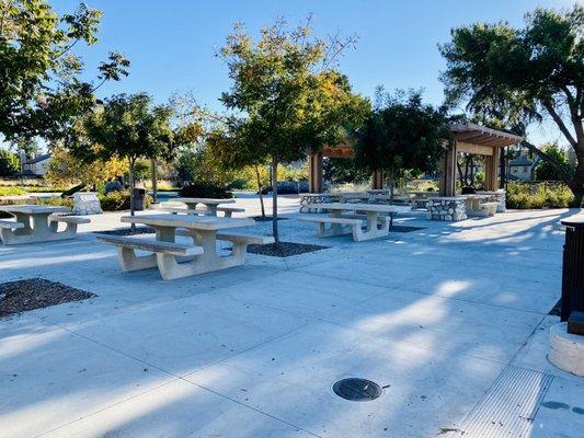 Lots of benches! Great for outdoor eating.