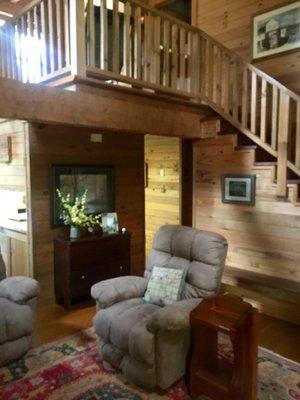 Robin's Nest Cabin - Living Room Area