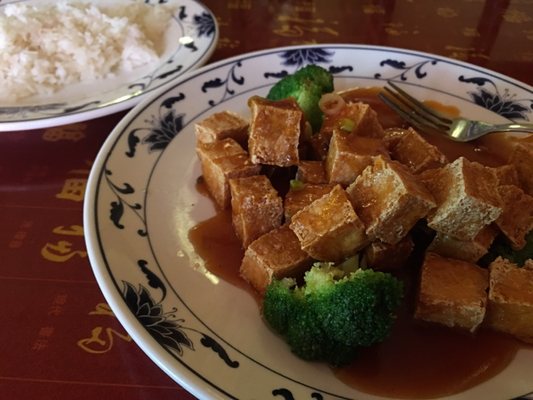 General Tso's style tofu with broccoli is amazing. Not on menu but avaiable on request. Health and vegetarian friendly.