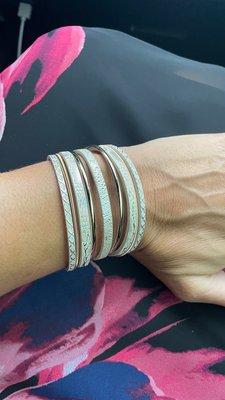 Beautiful bracelet gold and white leather!