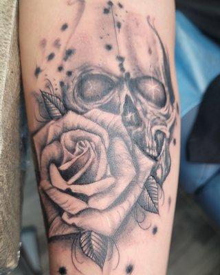 Black and grey rose and skull