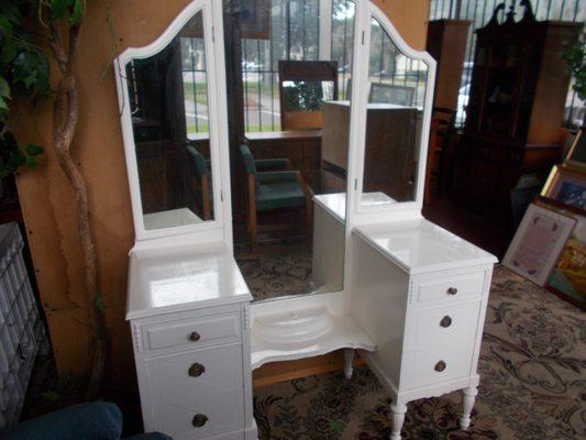 1930 vanity with large mirror 6 drawers 1 jewelry box white 175.00