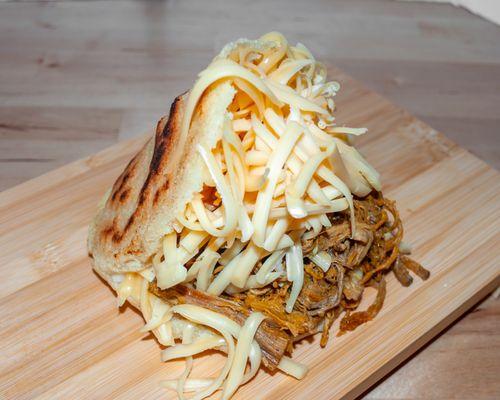 Arepa Peluda es de carne mechada con queso gouda