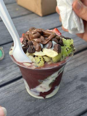 Delicioso açaí with kiwi- strawberries- almonds- condensed milk- chocolate chips and Nutella.