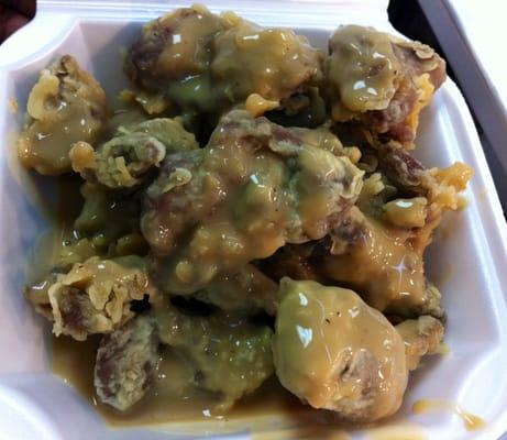 Crispy, fried chicken gizzards with creamy gravy.