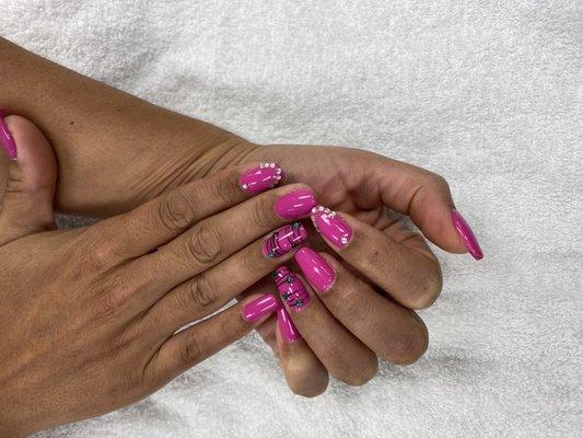 Gel manicure with design.