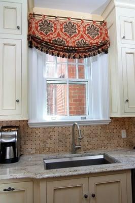 Relaxed valance...makes a big statement in this kitche!