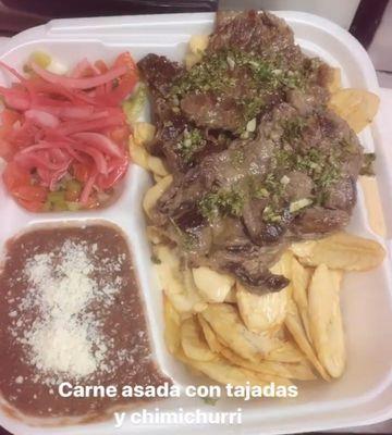 Carne asada con tajadas, chimichurrii, frijoles y chimol