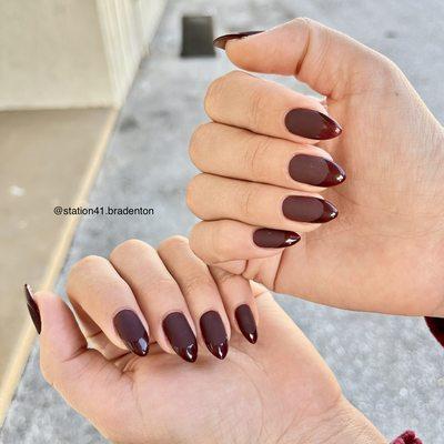 With this matte chocolate color and shinny frenchies manicure, she feels the Fall on her finger tips.