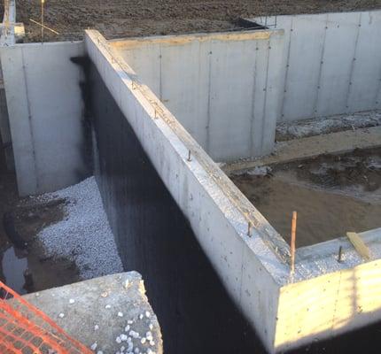 Waterproofing and Drain tile with gravel on a basement