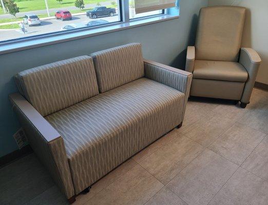 Very nice guest couch and comfortable recliner!