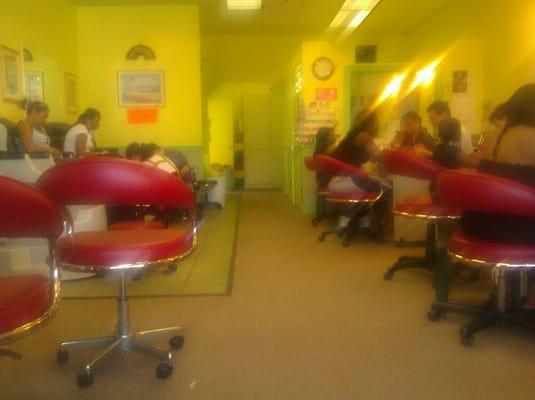 Poly Nails Salon