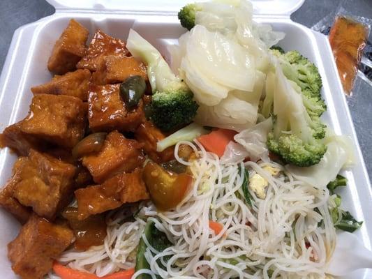 TOFU DELIGHT w/ Rice Noodles and Vegetables....