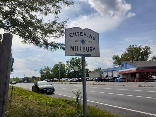 Entering Millbury from Worcester on US 20.