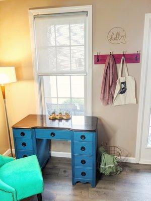 Colorful vintage desk remodel (Entryway)