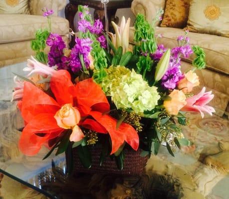 Delivery to my Aunt in El Paso from her niece in Cali. VERY PLEASED! but it was cold outside for the poor flowers.