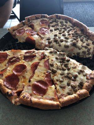 Deep dish pepperoni/sausage pizza