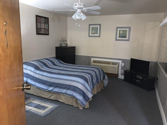 Nicely remodeled rooms, New Owner is trying to update and make it super cozy....clean, friendly and great rates, especially for PSU games.