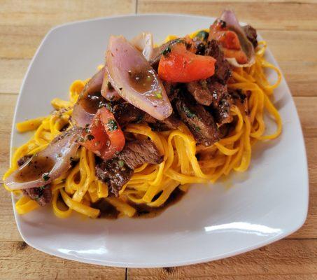 Fettuccini a la Huancaina con Lomo Saltado