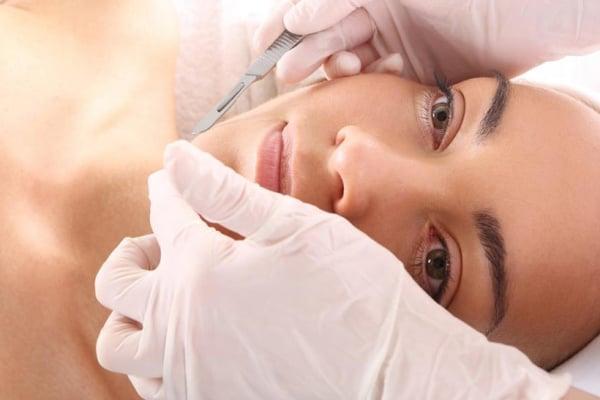 Dermaplaning is a simple and safe procedure for exfoliating the epidermis and ridding the skin of fine vellu.