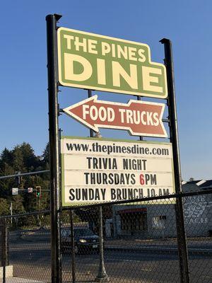 Sign pointing to the 10-12 food carts and beer hub, right off the 101 in the Taft district of Lincoln City