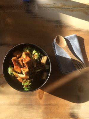 (Vegan) Tofu bowl (spicy). Brought my own cloth napkin and utensils to reduce waste.