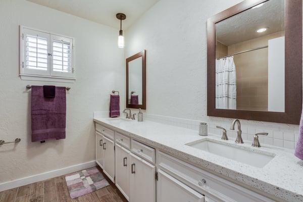 713 Yorkshire - Guest / Hall Bathroom / full bath - After Rehab