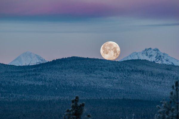 Moon set over the cascades!