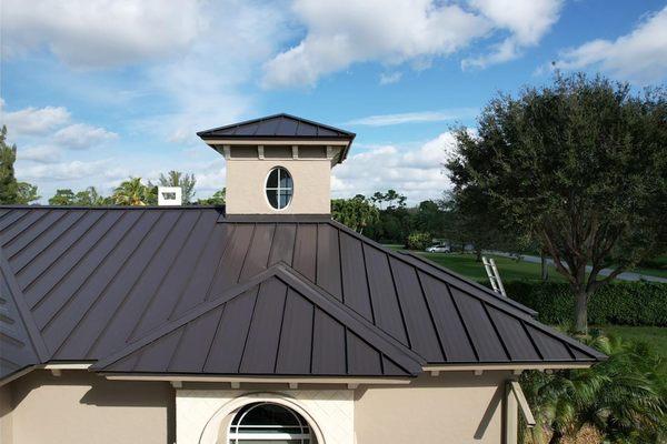 Top-notch metal roofing services! Durable, stylish, and expertly installed. Upgrade your home with our reliable metal roof solutions.