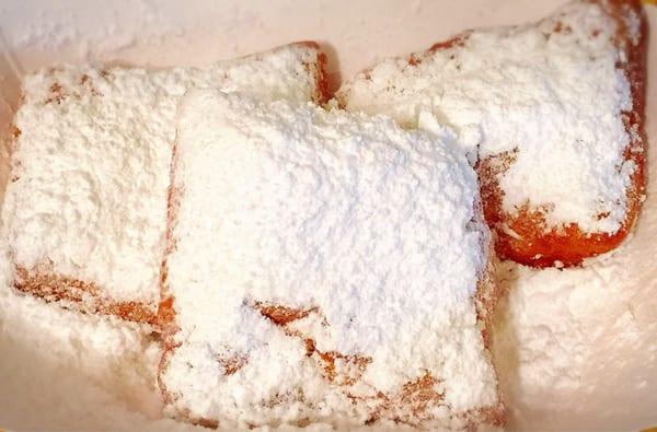 Beignets w/ powdered sugar