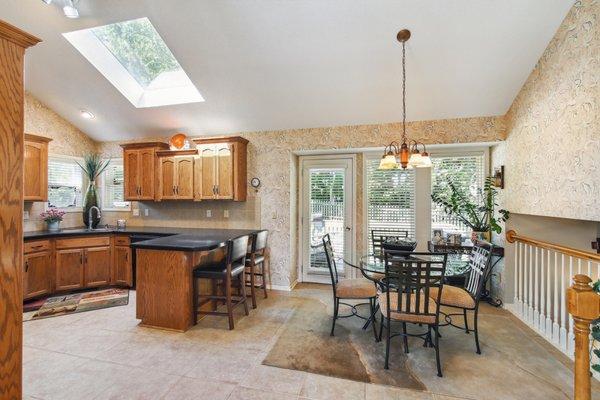 Granite counter tops, breakfast bar, ceramic tiled floors!