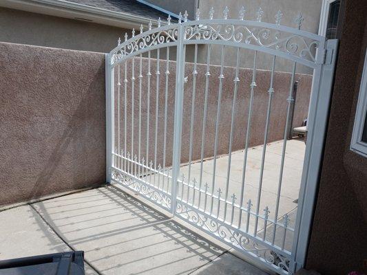 Bi-parting swinging driveway gates