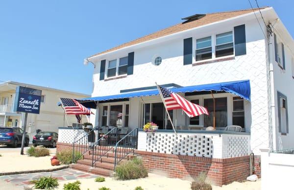 The Zenneth Manor is in the heart of the enterainment district.  Guests are steps from the best shoping and dining in Ocean City New Jersey