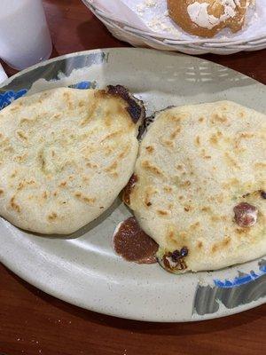 Excelente lugar delicioso muy limpio las pupusas bien hechas deliciosas soy mexicana pero amo este lugar