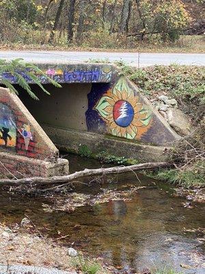 Sits along the creek in Hopewell near the bridge with fun Grateful Dead Inspired Artwork