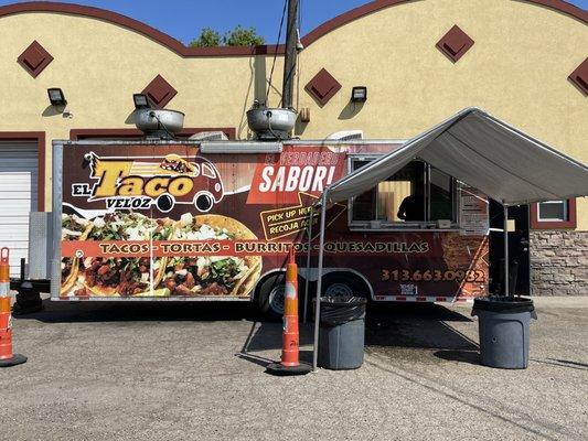 The food truck. Really clean and neat. Behind the truck there is a restaurant, so you have an option to eat there. I