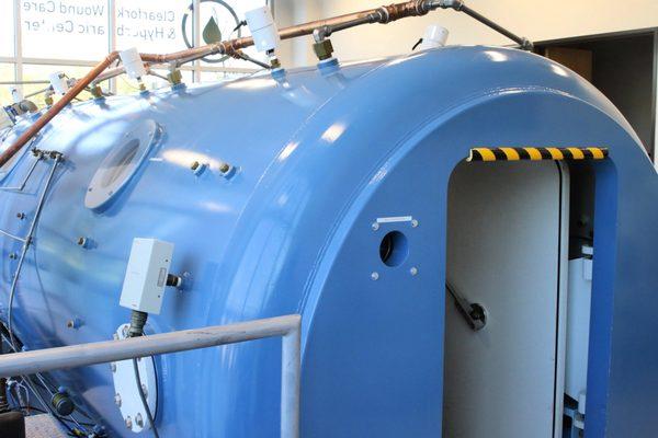 Multi-place hyperbaric chamber