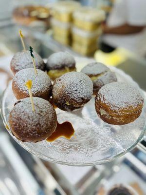 Sonhos (Brazilian doughnuts)