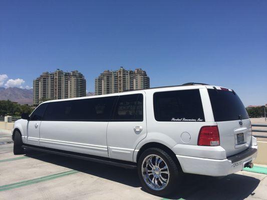 Ford Stretch Limo (www.bourlimousines.com)